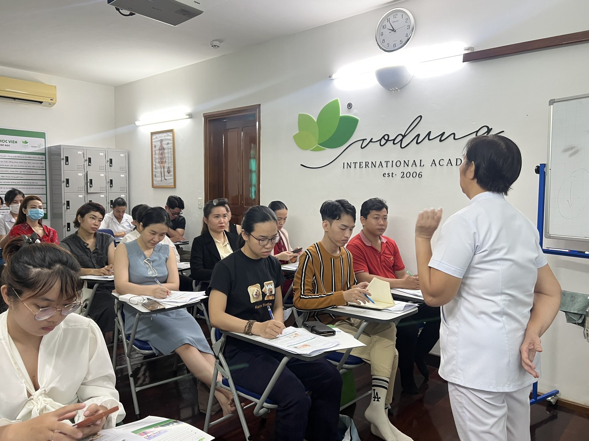 chi phi nhuong quyen spa nam 2024 bao nhieu la du de bat dau 2 min