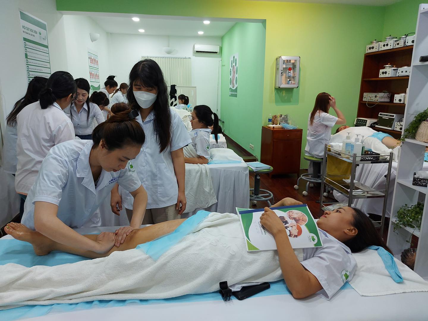 khoa hoc tri lieu dong y tro thanh chuyen gia spa voi lieu trinh doc dao 2 min