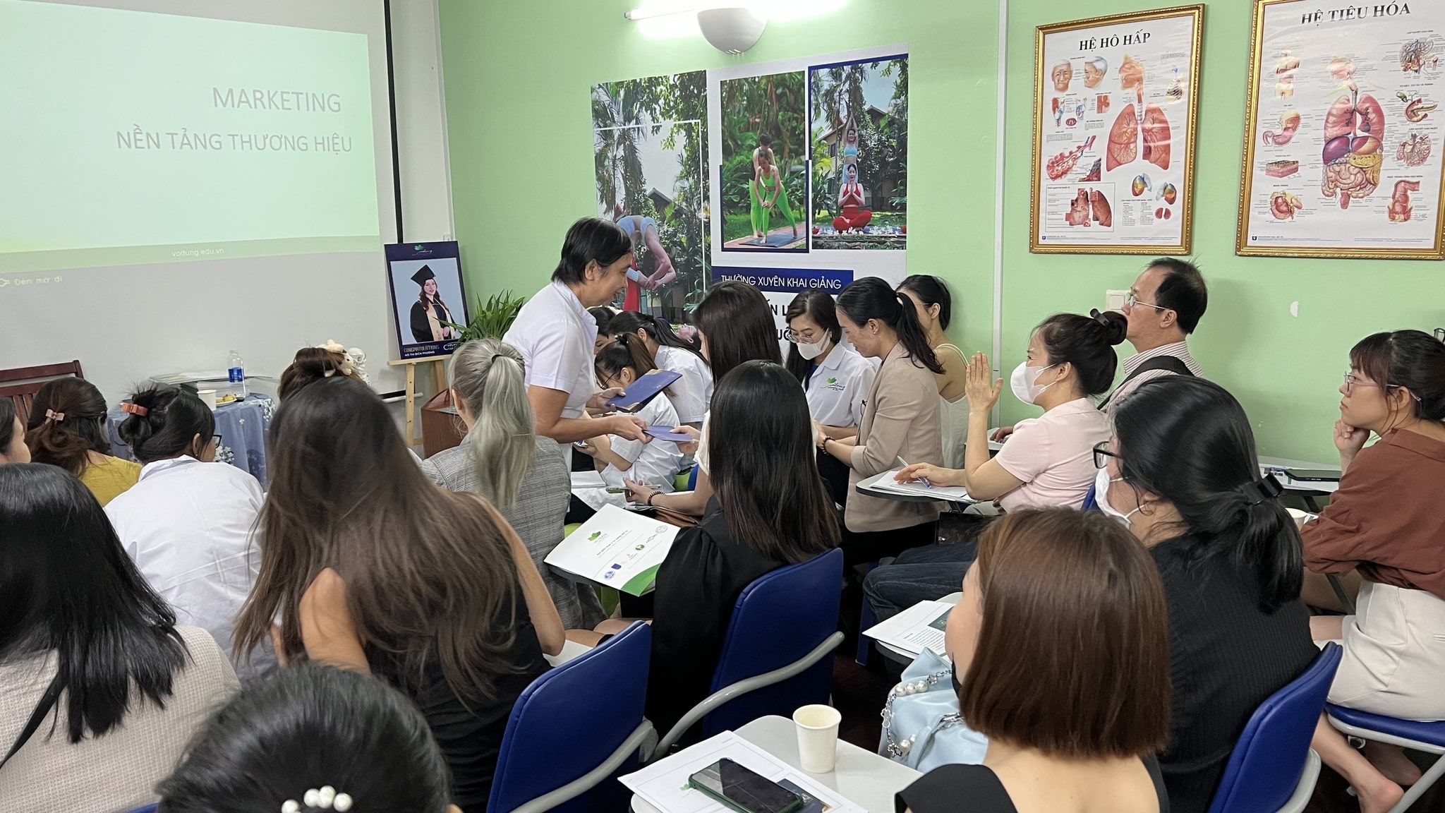 What is the difference between a franchise spa and a traditional spa? Answering all questions 3 min