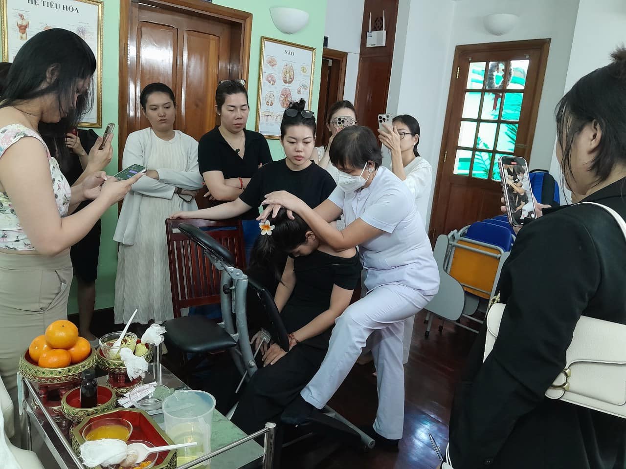 vat ly tri lieu y hoc co truyen ket hop spa su hoa quyen hoan hao giua truyen thong va hien dai 1 min