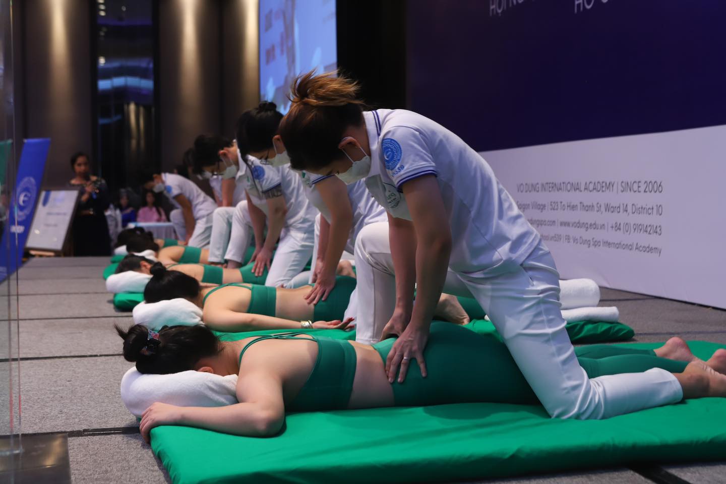 vat ly tri lieu y hoc co truyen ket hop spa su hoa quyen hoan hao giua truyen thong va hien dai 3 min